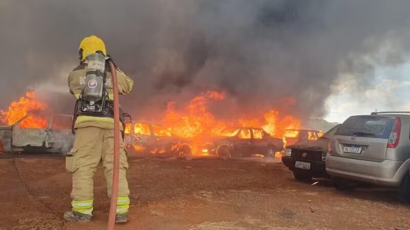 Vídeo: cerca de 200 carros foram destruídos por um incêndio em pátio do Detran