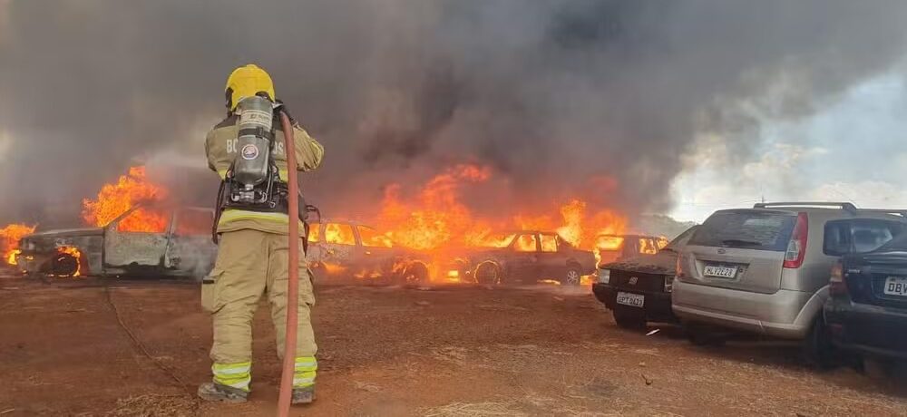 Vídeo: cerca de 200 carros foram destruídos por um incêndio em pátio do Detran