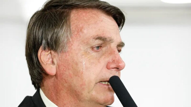 Jair Bolsonaro é levado pela PF para colocar tornozeleira eletrônica nesta manhã