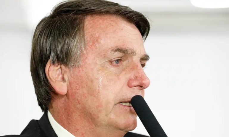 Jair Bolsonaro é levado pela PF para colocar tornozeleira eletrônica nesta manhã