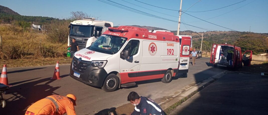 Acidente entre motocicleta e van deixa dois feridos no bairro Aeroporto II