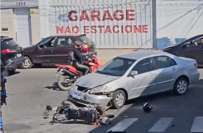 Vídeo: Corolla e motocicleta colidem no bairro Santo Antônio; motocilista fica ferido