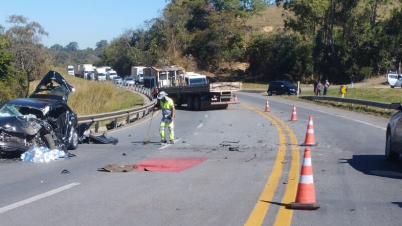 Ex-delegado morre preso às ferragens em acidente envolvendo carro e caminhão na MG-050