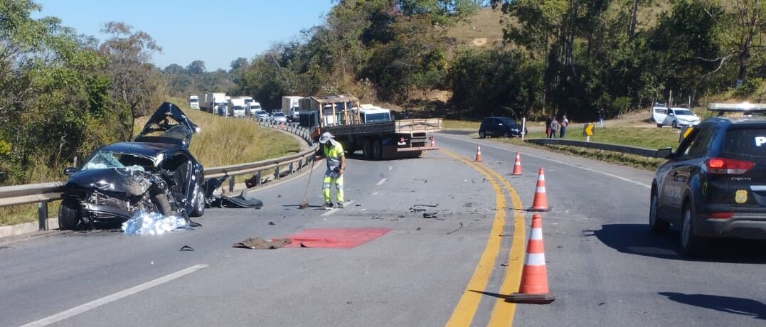 Ex-delegado morre preso às ferragens em acidente envolvendo carro e caminhão na MG-050
