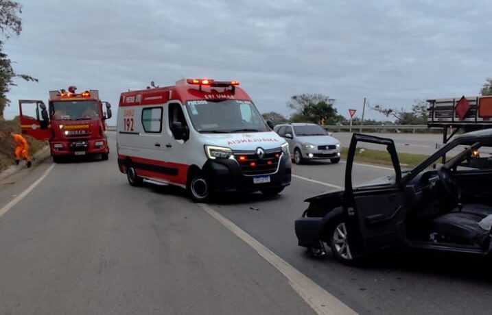 Carro capota na MG 050 depois do estouro de pneu; condutor se feriu com gravidade