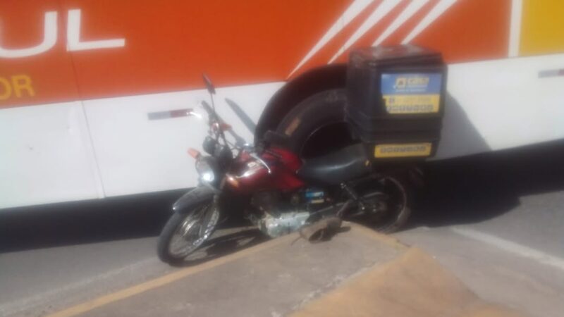 Vídeo: motocicleta e ônibus colidem na avenida Jove Soares; uma pessoa ficou ferida  