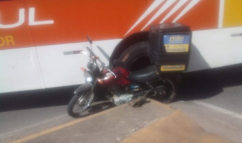 Vídeo: motocicleta e ônibus colidem na avenida Jove Soares; uma pessoa ficou ferida  