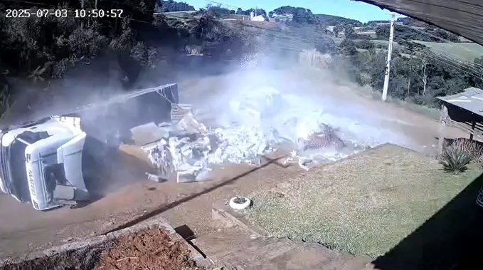 Vídeo: caminhão carregado de caixas de leite tomba e carga explode no Rio do Sul