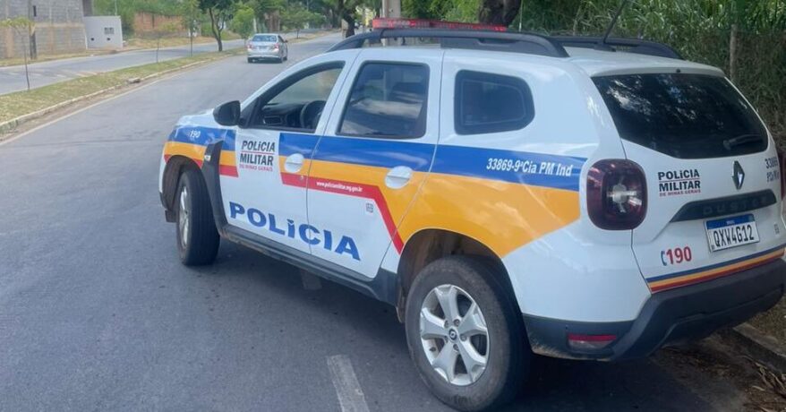 Homem briga com mulher e se pendura no capô do carro dela por 5 km em Santanense