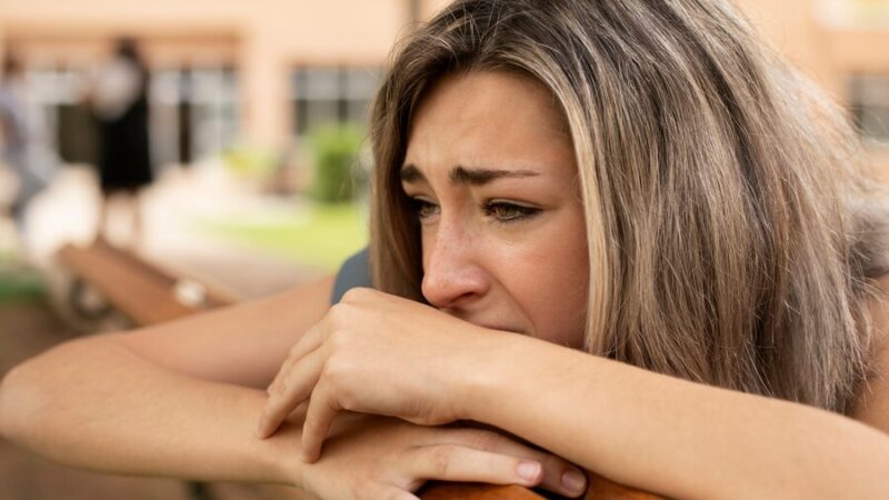 Mãe, embriagada, tenta obrigar filha a ter relações sexuais com o padrasto