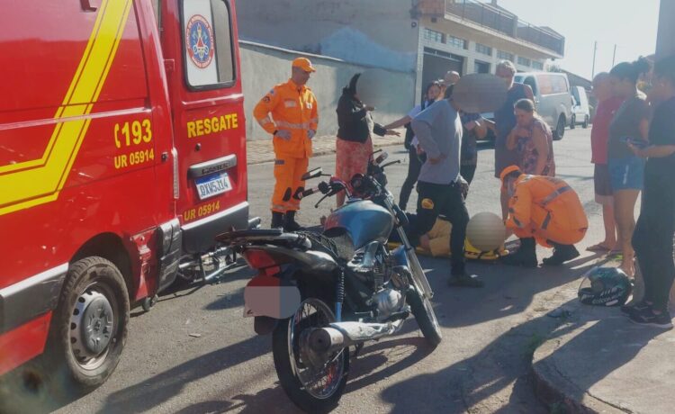 Carro e moto colidem no bairro Morada Nova; motociclista foi encaminhado ao hospital