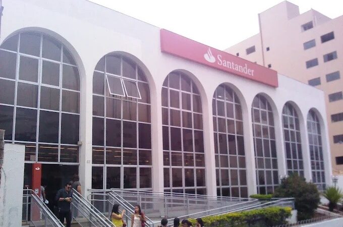 Santander é denunciado por terceirização e fechamento de agências; em Itaúna banco manterá agência