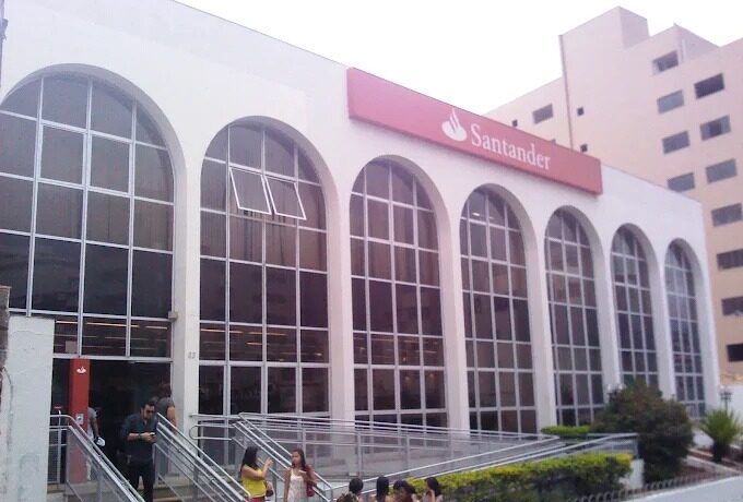 Santander é denunciado por terceirização e fechamento de agências; em Itaúna banco manterá agência
