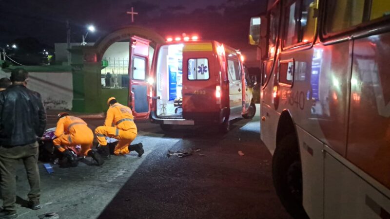 Colisão entre motocicleta e ônibus deixa um ferido com gravidade no bairro Santanense