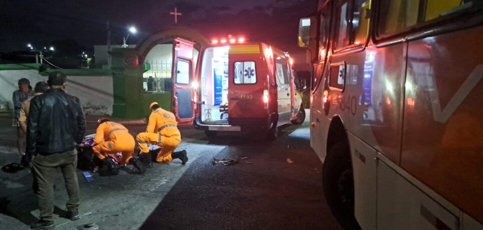 Colisão entre motocicleta e ônibus deixa um ferido com gravidade no bairro Santanense
