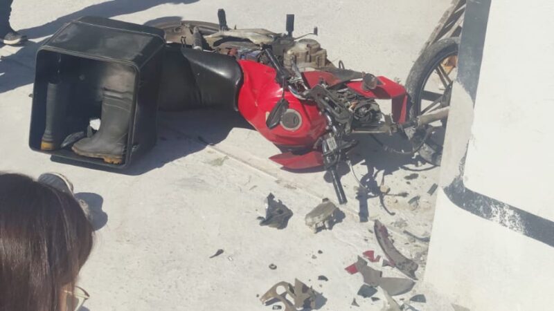 Motociclista colide em muro e fica em estado grave, no bairro Itaunense