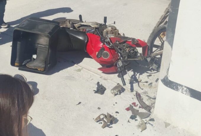 Motociclista colide em muro e fica em estado grave, no bairro Itaunense