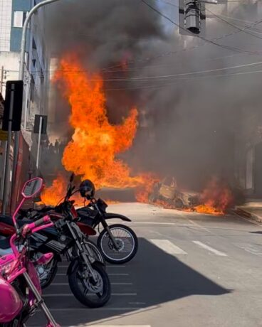 Veículo é consumido pelas chamas na rua Gonçalves da Guia, em Itaúna