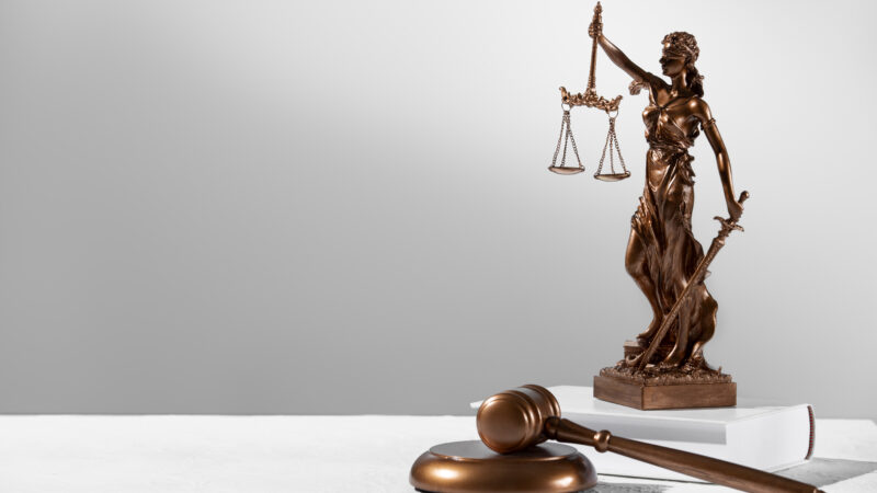 Supermercado em Divinópolis é condenado a pagar  mais de R$ 300 mil após trabalhador cair de escada e morrer