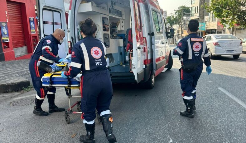 Quarta-feira começa com acidente entre motocicleta e carro na avenida Manoel da Custódia