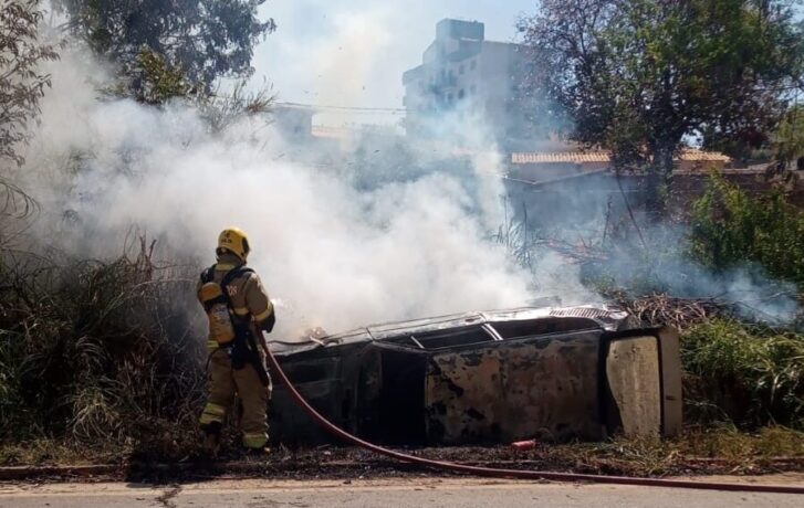 Vídeo: veículo capota e pega fogo no bairro Itaunense