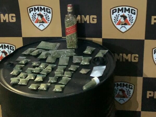 Vídeo: homem é preso com pés de maconha, além da droga em sacos, garrafa e um simulacro