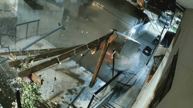 Vídeo: caminhão carregado com morangos voa sobre praça de lazer em Minas