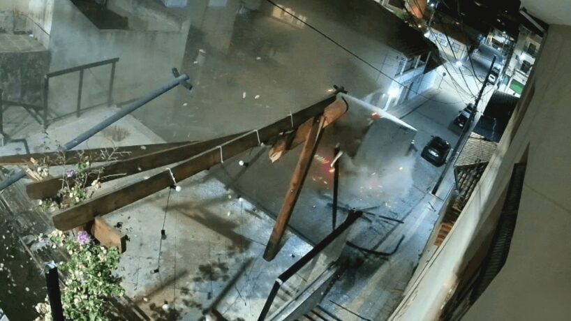 Vídeo: caminhão carregado com morangos voa sobre praça de lazer em Minas