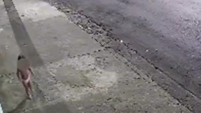 Vídeo: criança de 3 anos anda pelas ruas de fraldas procurando a mãe que foi para baile funk em SP