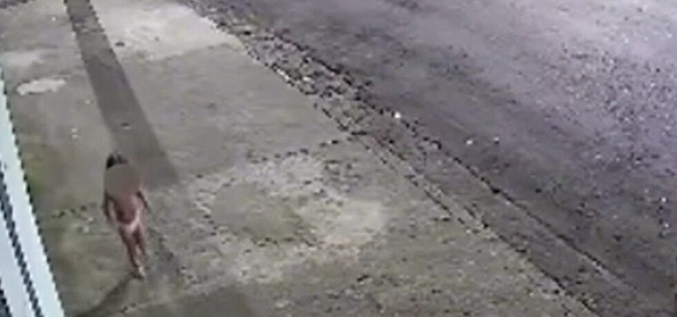 Vídeo: criança de 3 anos anda pelas ruas de fraldas procurando a mãe que foi para baile funk em SP