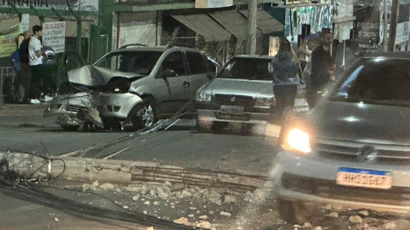 Poste cai sobre veículo na rua Silva Jardim na noite de hoje, em frente à Cooperita