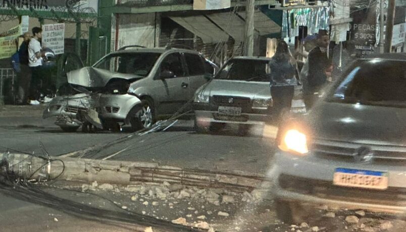 Poste cai sobre veículo na rua Silva Jardim na noite de hoje, em frente à Cooperita