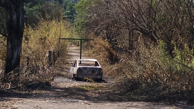 Carro é consumido pelo fogo na MG 431