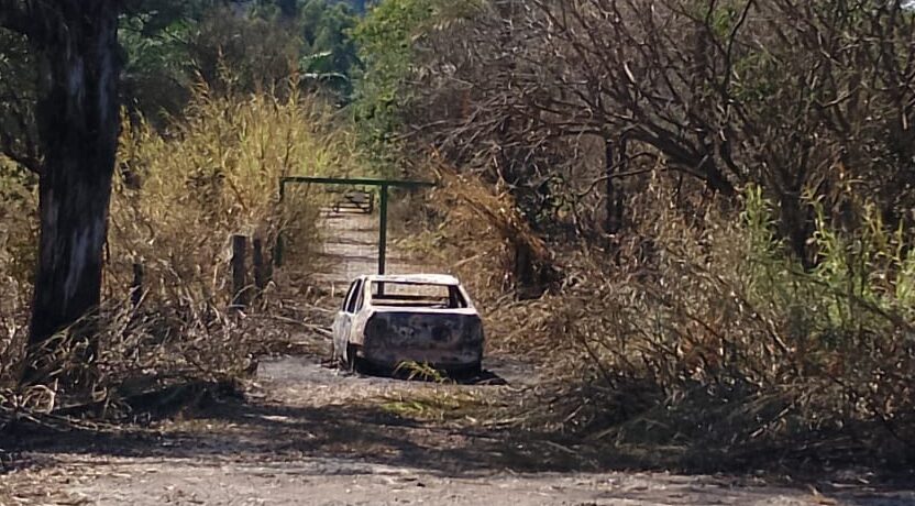 Carro é consumido pelo fogo na MG 431