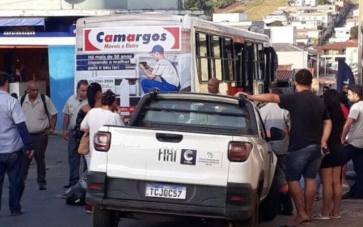 Vídeo: ônibus da ViaSul perde os freios e colide com carro e moto no bairro Piedade