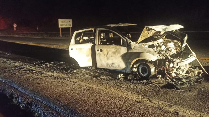 Vídeo: carro para bruscamente, provoca engavetamento e incêndio em carro, e deixa o local