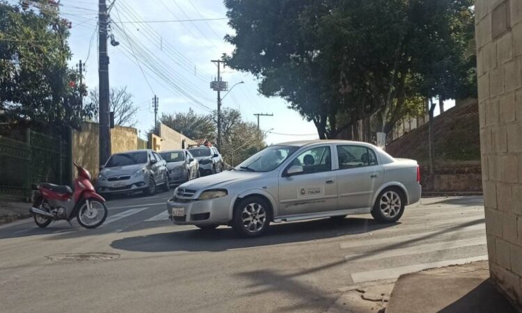 Veículo da Prefeitura de Itaúna não obedece sinalização, segundo motociclista, que é atingida
