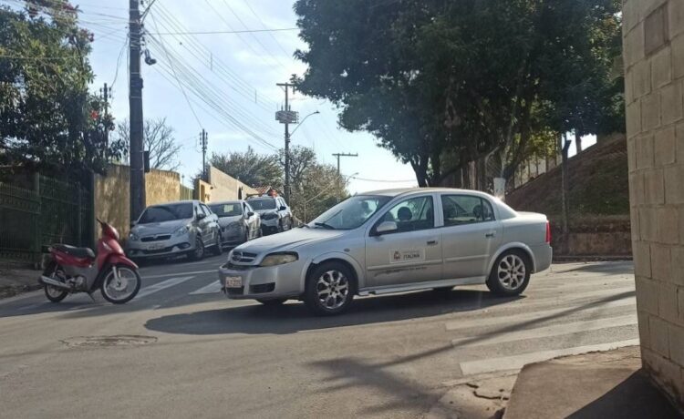 Veículo da Prefeitura de Itaúna não obedece sinalização, segundo motociclista, que é atingida