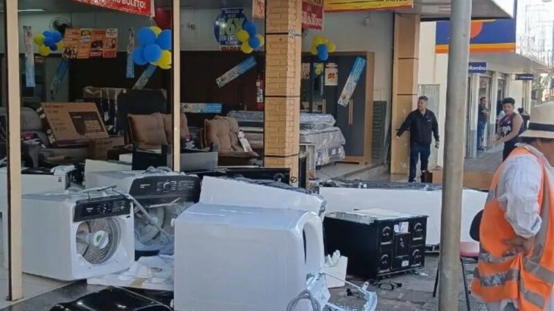 Vídeo: em surto, cliente insatisfeito destrói eletrodomésticos em loja no Paraná