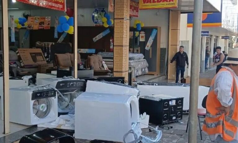 Vídeo: em surto, cliente insatisfeito destrói eletrodomésticos em loja no Paraná