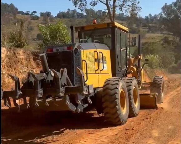 Estrada entre as comunidades rurais de Campos e Cachoeirinha está sendo recuperada