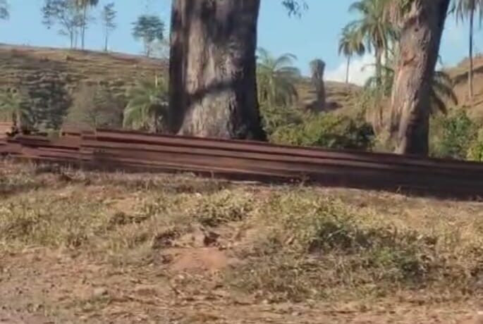 PM apreende grande quantidade de trilhos furtados da VLI em Itaúna e prende um suspeito