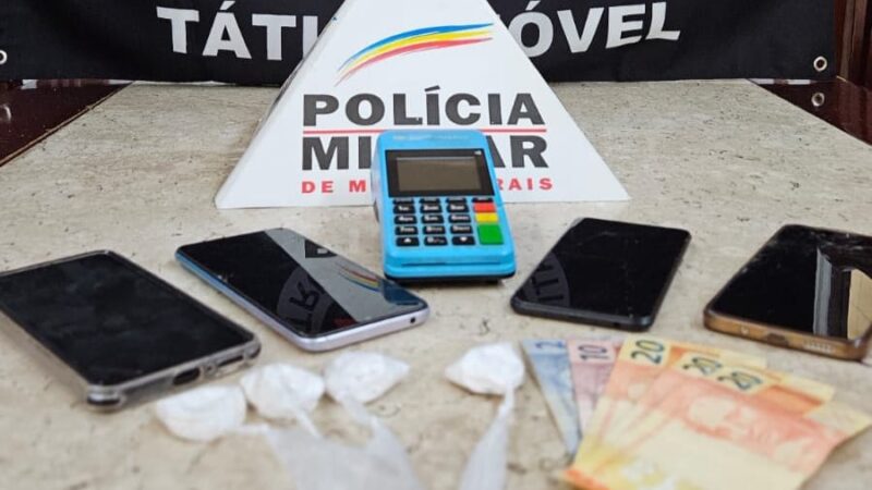 PM apreende carro e drogas na MG 431 e dois suspeitos são presos