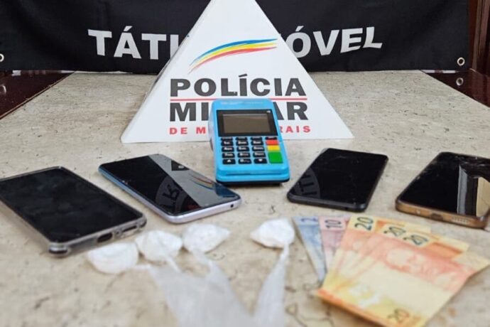 PM apreende carro e drogas na MG 431 e dois suspeitos são presos