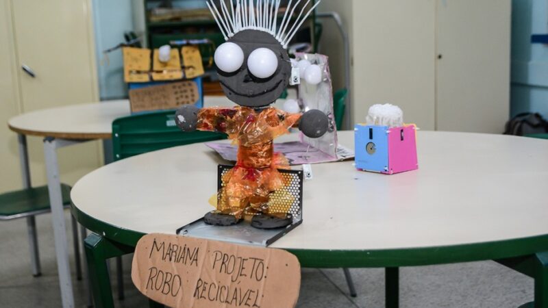 Arte e consciência ambiental: jovens de Itaúna reinventam o lixo eletrônico no ‘LabArte Metareciclagem’