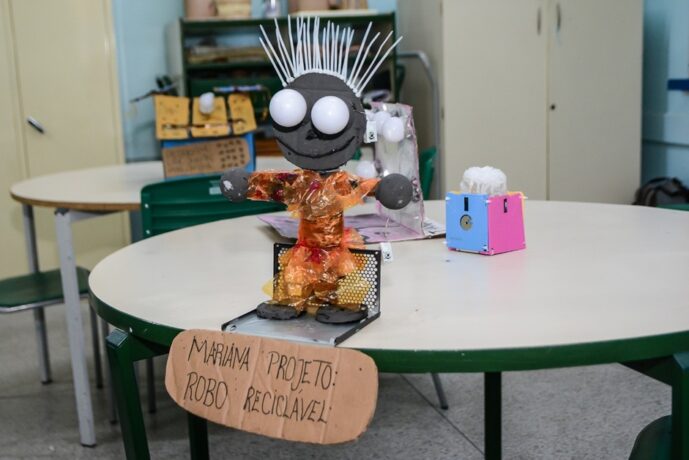 Arte e consciência ambiental: jovens de Itaúna reinventam o lixo eletrônico no ‘LabArte Metareciclagem’