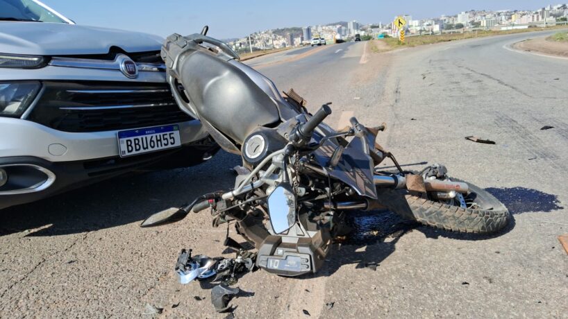 Motorista tem mal súbito e colide com motocicleta na rodovia MG 431, em Itaúna