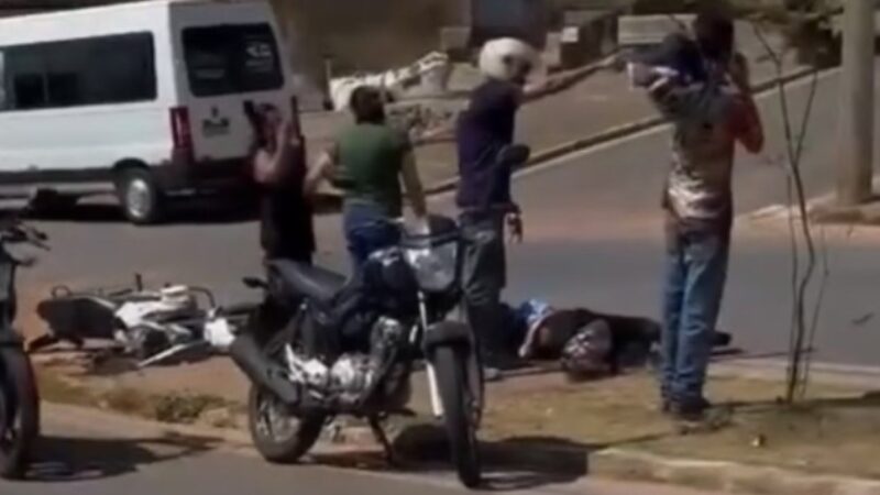 Vídeo: motociclista fica ferido em queda na avenida Manoel da Custódia 