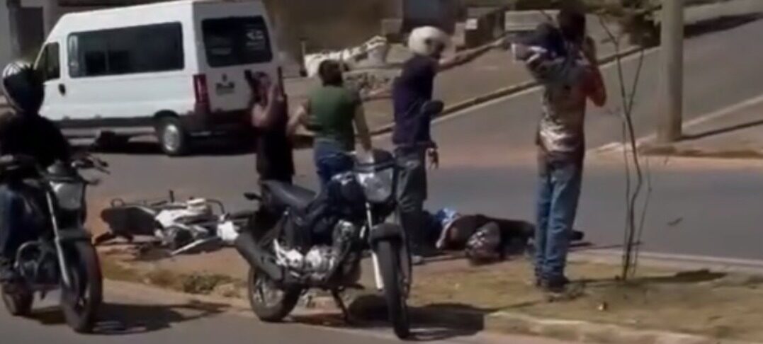 Vídeo: motociclista fica ferido em queda na avenida Manoel da Custódia 