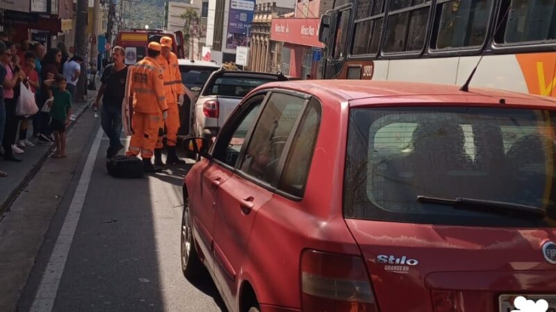 Um homem fica ferido em engavetamento na rua Silva Jardim